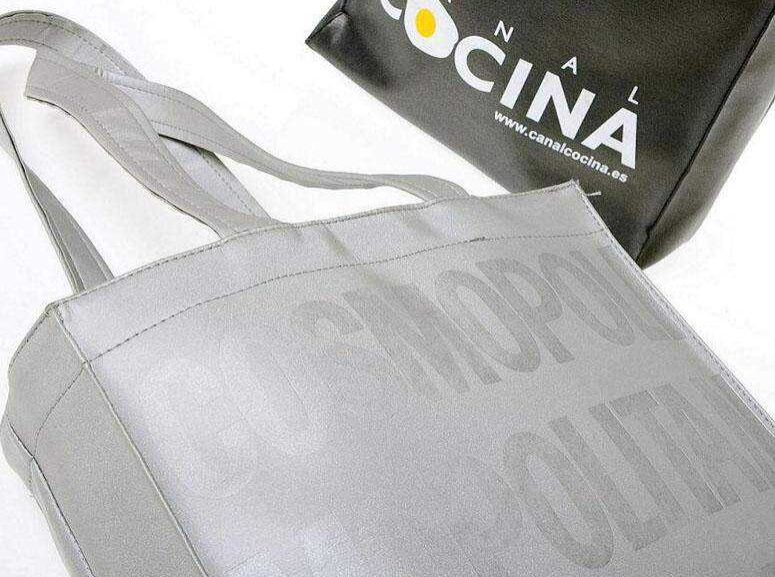 Bolsas en símil piel personalizadas