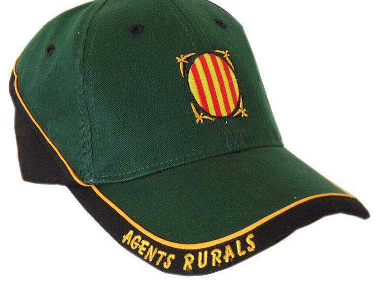 Gorra con bordado central y texto en relieve