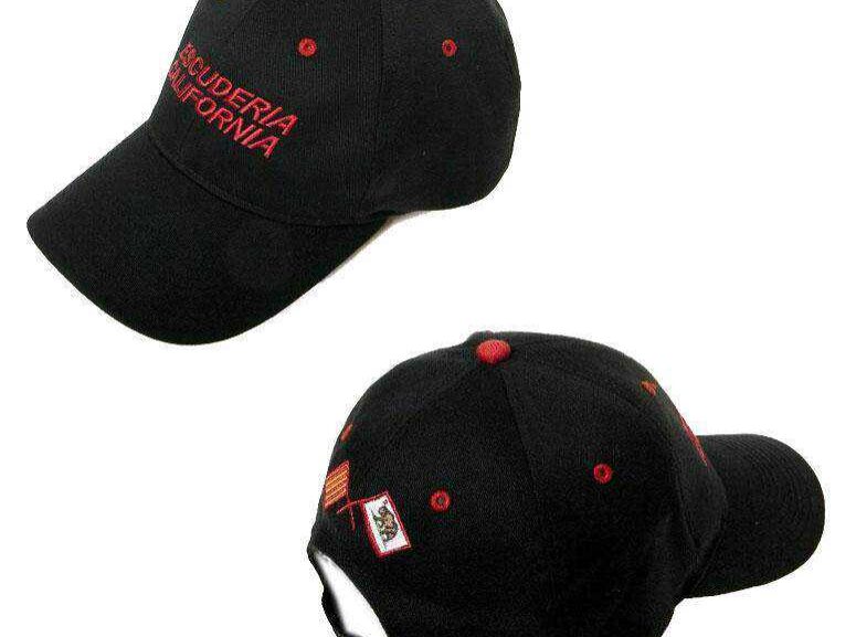 Gorra con bordado delantero y trasero