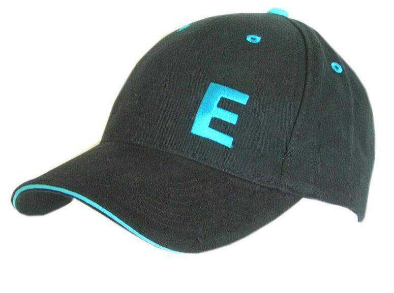 Gorra con logo bordado y sándwich en visera