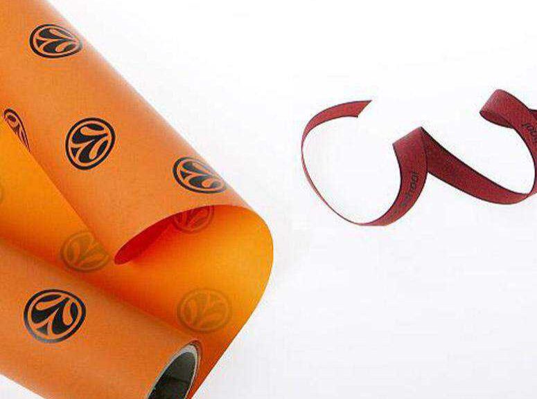 Papel y cinta de regalo corporativos
