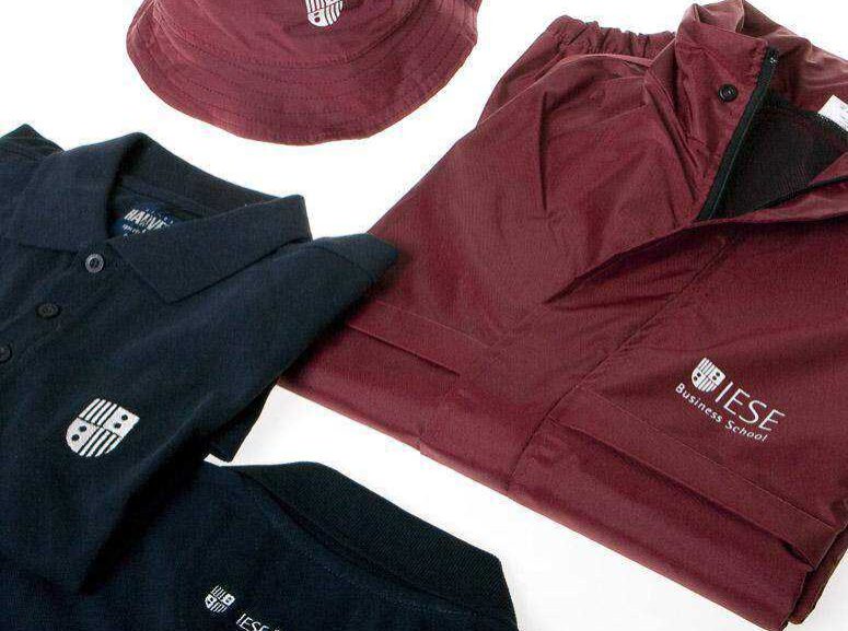 Polos, impermeable y gorra personalizados